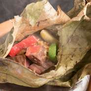 黒毛和牛と旬の野菜を実山椒味噌でからめて、蓮の葉で包み焼きあげた風味豊かな一品です。