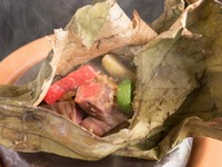 黒毛和牛と旬の野菜を実山椒味噌でからめて、蓮の葉で包み焼きあげた風味豊かな一品です。