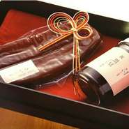 当店独自の製法で作ったからすみと、丹波産の黒豆をコーヒー風味に仕上げております。
贈答品にも最適です。
12,000円(税込)