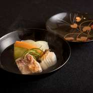 「甘鯛」と蒸した「鮑」、そして「賀茂茄子」のお吸い物です。お出汁は枕崎産の本枯節とキハダマグロのめじ節を独自の分量で配合しています。賀茂茄子は素材の味が引き立つよう、一度揚げてから炊いています。