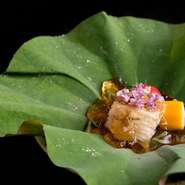 食材はどれも季節によって変えていますが、特に京野菜にはこだわりがあります。アクが少なくうまみが強い「賀茂茄子」は、夏の京野菜です。会席料理の中でもさまざまなレシピに登場しています。