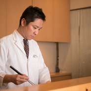 当店では接客スタッフの一人ひとりが、お客様に料理についての説明を行います。使われている食材や盛り付けの意図などを知っていただき、お食事をもっと楽しんでもらえるように努めています。