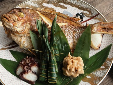 尾頭付きの大きな焼き鯛！
