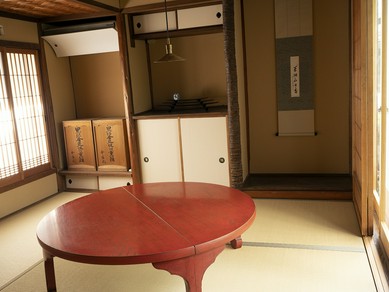庭園に臨む書院にご案内