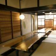 16名定員の広間をゆったり貸し切りに致します。ご予約時にその旨お聞かせください。（お一人￥8000～のお料理でお願いしております。）
