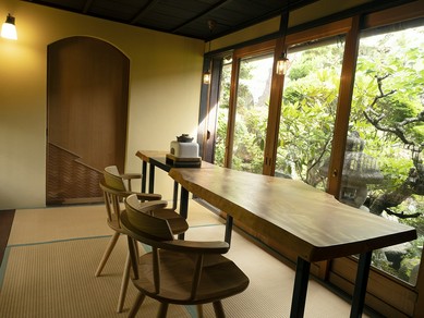 庭園に臨むカウンター席にご案内