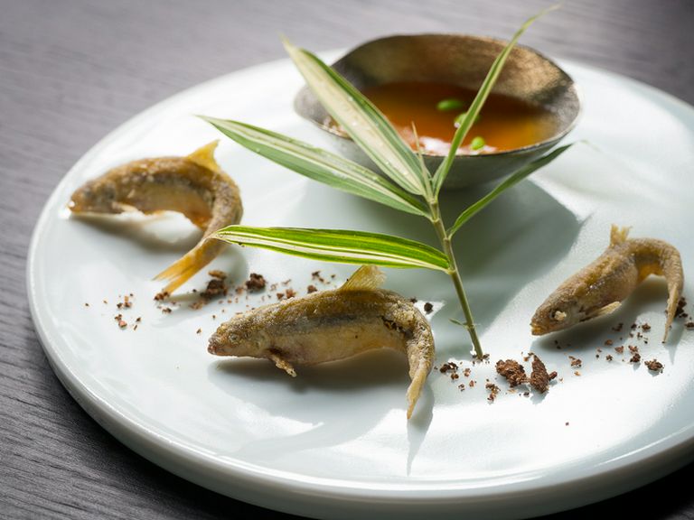 湖魚の揚げ物