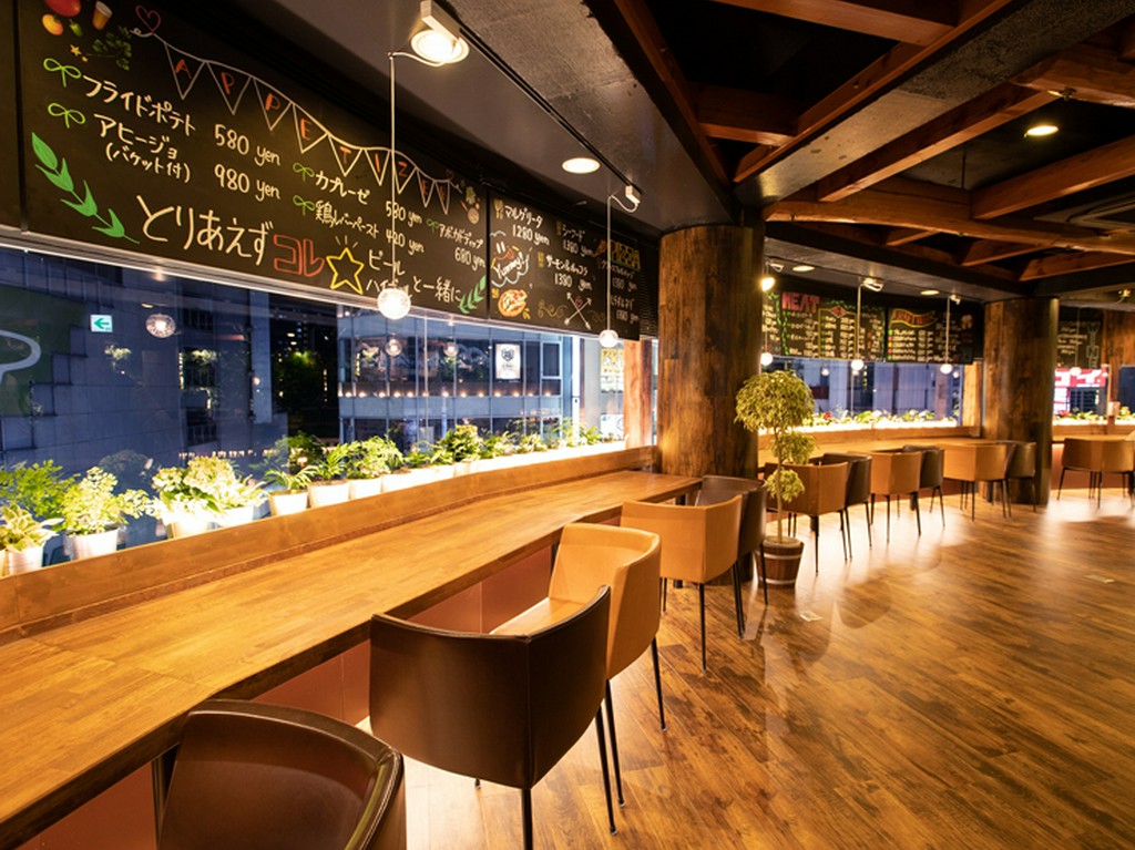 神戸三宮と六甲山の夜景を一望できる、おしゃれな庭園風バル