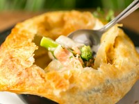 香ばしく焼き上がったパイの中には、とろけるおいしさのホワイトソースのグラタンが。具は毎日替わり、旨みたっぷりの地鶏、旬の新鮮魚介、季節の彩り野菜などが登場。ワインやビールとの相性も抜群です。