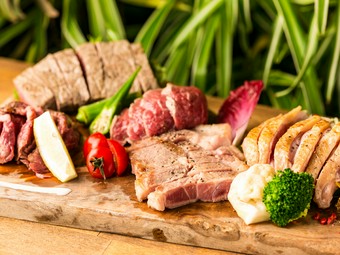 牛・豚・鶏の極上肉を一度に満喫できる『肉盛り合わせ5種』