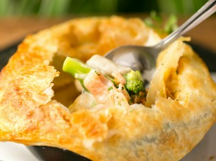 ホクホクのパイ×具だくさんグラタンが美味『本日のパイ包み』