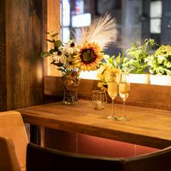 三宮デートの特等席! 眺めのいいカウンター席は椅子にもこだわり