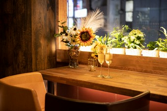 三宮デートの特等席! 眺めのいいカウンター席は椅子にもこだわり