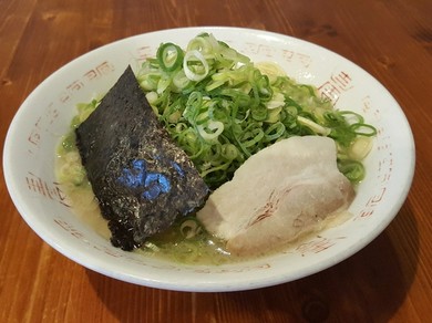 細麺のとんこつと京都・九条ネギの組み合わせが奏でる独特の香ばしさ『九条ネギラーメン』