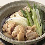 京都の味覚の一品。
京都を代表とする京赤地鶏を使用したすき焼きです。京赤地鶏はキメが細かく、程よく弾力があるのが特徴でどんな料理にも合う鶏です。