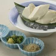 ふわふわと柔らかな豆腐は割り醤油と塩、しょうが・葱・鰹節の薬味で味を変えながら楽しみます。京都らしさを感じる料理を手軽に味わえるメニューとして人気です。
