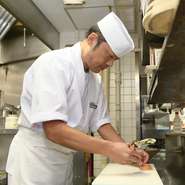 大規模な店舗を取り仕切る渡辺料理長。おいしさの追求はいわずもがな、安心・安全な食の提供、そしてスピーディーにサービスすることにも日々努めています。