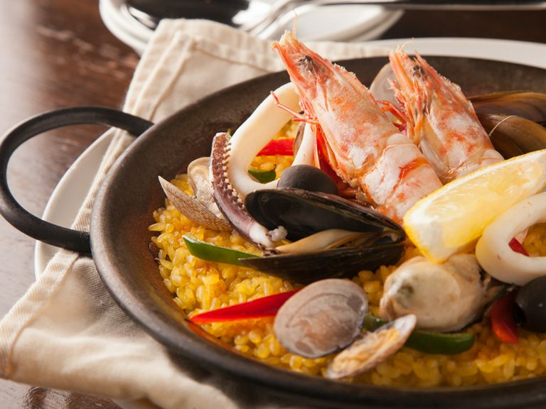 ファンに支持されて30年、『パエリア』などの定番料理