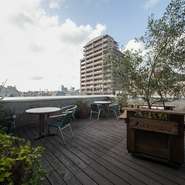 気候のいい時季にはテラスで乾杯