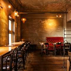 窓側カウンター席はカップルにおすすめ