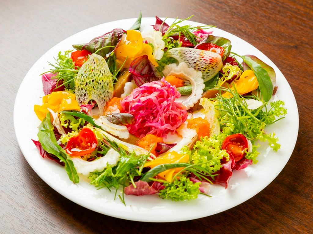 和食の炊き合わせの様に一つ一つ丁寧に調理した拘り6色夏野菜を贅沢にたっぷりと盛り付けたブーケサラダ
