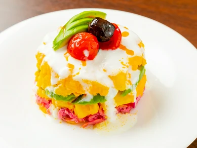 ポテトサラダ 色々な食材を詰めた玉手箱の様なケーキ仕立てのサラダ