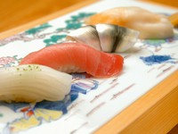 多彩な一品料理の最後を飾る、その日最高のネタで作った『握り寿司』