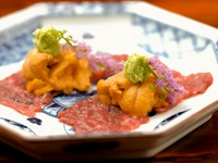 生雲丹を使った前菜の一例～『宮崎パイン牛と淡路の赤雲丹』