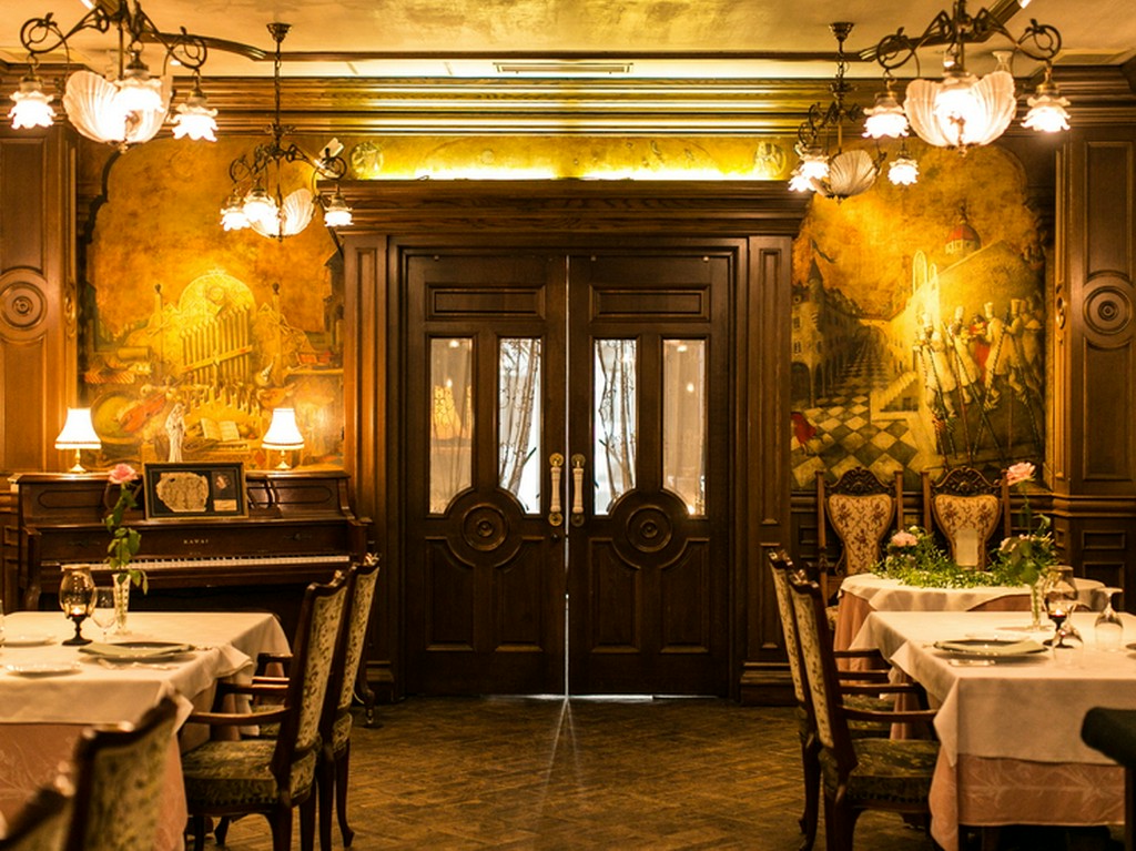 天井が高く、開放感のあるダイニングスペース