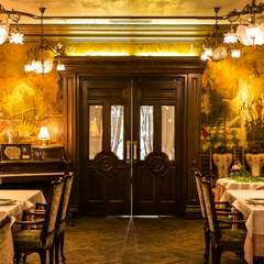 天井が高く、開放感のあるダイニングスペース