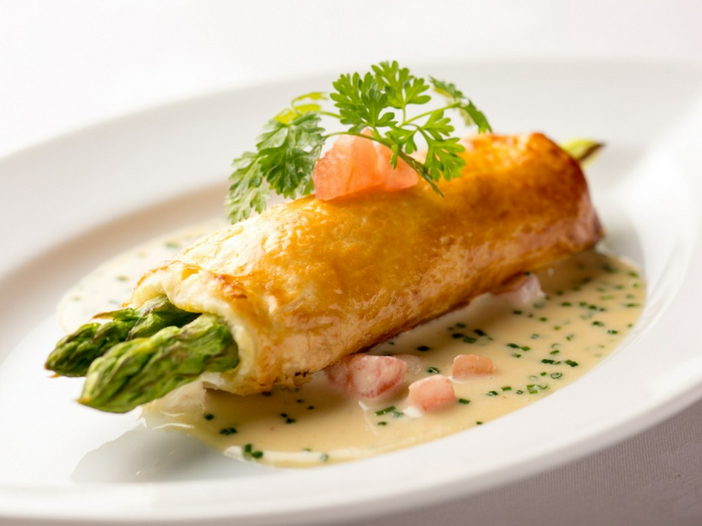 瀬戸内直送で鮮度抜群『鮃とホワイトアスパラガスの包み焼き　白ワインソース』