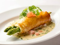 瀬戸内直送で鮮度抜群『鮃とホワイトアスパラガスの包み焼き　白ワインソース』