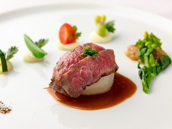 脂の香りも美味しい『黒毛和牛ロース肉のグリエ　新玉葱のコンフィー　マデラ酒のソース』