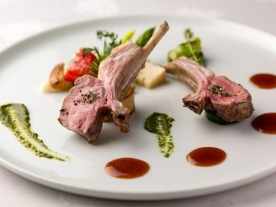 南仏の風を感じる爽やかな一皿『骨付き仔羊のロティー　プロヴァンサル』