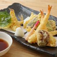 キスやエビを基本に、季節の野菜5種盛りがセットになった『天ぷら盛り合わせ』。絶妙なタイミングで揚げられた天ぷらは衣サクサク、中はふっくら。ランチは定食、夜は単品で楽しめます。