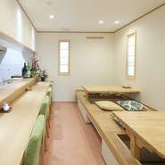 大将夫婦と娘の3人で切り盛りしているアットホームなお店。1階はカウンター7席と小上がりの掘りごたつ席が2つあり、瀟洒なインテリアがとても落ち着ける雰囲気です。