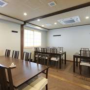 2階のフロアは半分に仕切って個室風に使うこともできます。最大25人まで利用でき、地域の会合やお食事会、会社の宴会などにも使い勝手が抜群！ 宴会は5人から利用可能で、飲み放題プランもあります。