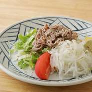 ゴマの和風ドレッシングでさっぱりと味わえる、国産和牛の冷しゃぶです。肉の味わいはもちろん、繊細にカットされた玉ねぎのシャキシャキ感が絶妙！ 野菜たっぷりのヘルシーな人気メニューです。