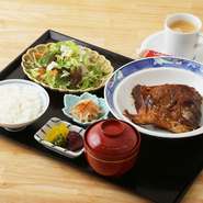ランチの定食はあら煮、お造り、天ぷら、焼き魚等から選べます。ご飯と味噌汁、サラダ、小鉢、漬物、コーヒー付きでボリュームたっぷり。プレートランチやお寿司のセットも人気です。