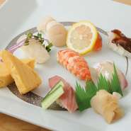 その日に仕入れた鮮度抜群なネタを日替わりで味わえる、全8貫の寿司セット。シャリには京丹波町の契約農家がつくったヒノヒカリをふっくらと握っています。ランチはサラダと赤だし、コーヒー付き。