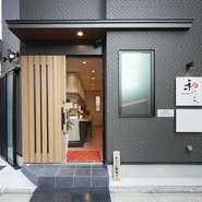 京都駅から徒歩5分。路地裏にある、隠れ家的な一軒家の店。白を基調にした店内は、清潔感に満ちています。