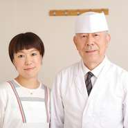 大将の佐々谷潔さん（右）は料理人歴60年以上。京都の料亭などで修業を積んできた熟練料理人です。
