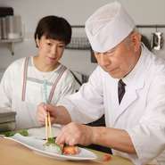 宴会にはコスパ抜群の『おまかせコース』（要予約）（7品）3000円が人気。5人からプラス料金で飲み放題も。