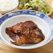 60年以上の料理人人生のこだわりが詰まった『鯛のあら煮』は、継ぎ足してコク満点の汁が特徴。京都らしさを残しつつ、上品な甘辛さが魅力です。ランチ定食ほか、夜は単品でも提供。ご飯にもお酒にもマッチします。