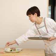 わが家に帰ったような、ほっこりした空間。店名の「和」は「和む・和食」、「にち」は「日日是好日」を意味しています。おいしい料理を食べながら「今日もいい日だった」と、くつろぎのひとときをお過ごしください。