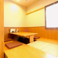 半個室にもなる座席で、プライベートなひとときを過ごせる店内