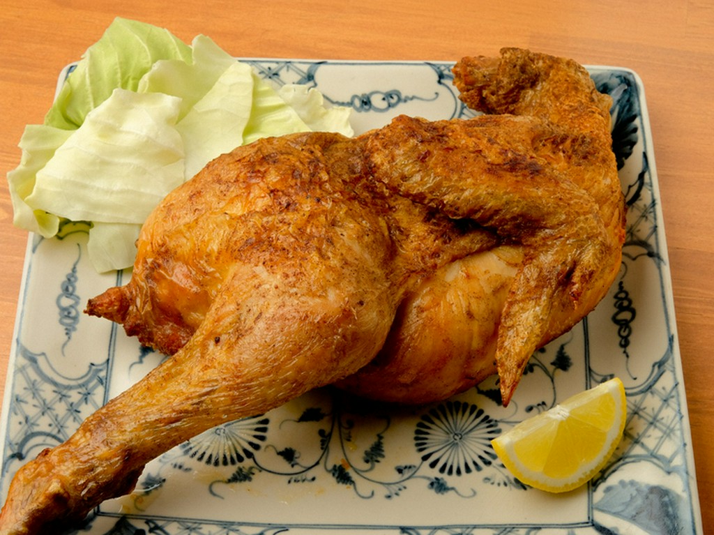 ヒトサラ限定！　「但馬どり」ならではの柔らかい食感。ボリュームたっぷりの『丸鶏（半身）焼き』※要予約