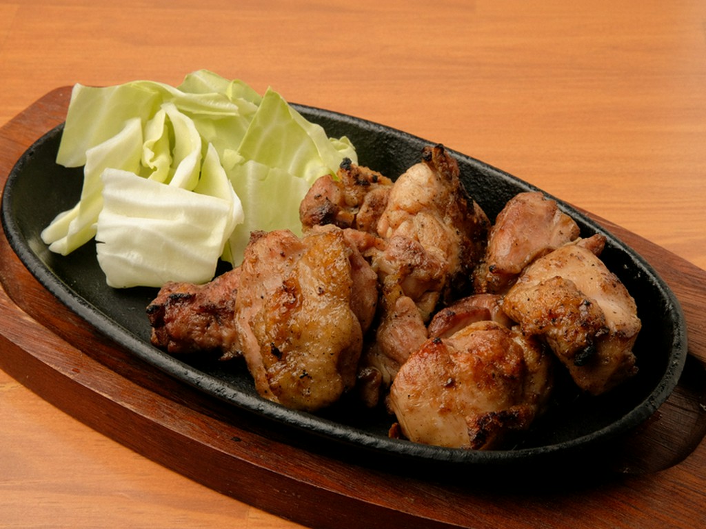 プリプリ、ジューシー！　身が締まって旨味たっぷりの『百日どりの炙り焼き』