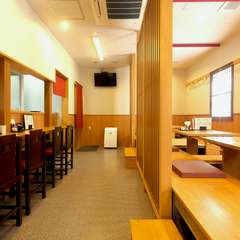 用途に応じて使い分けできるカウンター席、座敷席