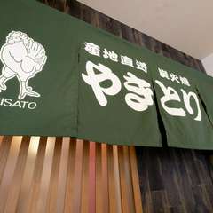 鶏肉、惣菜の販売エリアの奥に飲食スペース。のれんが目印！